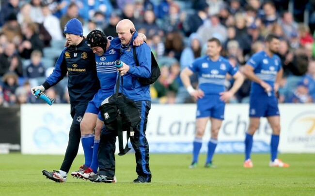 Richardt Strauss leaves the field injured