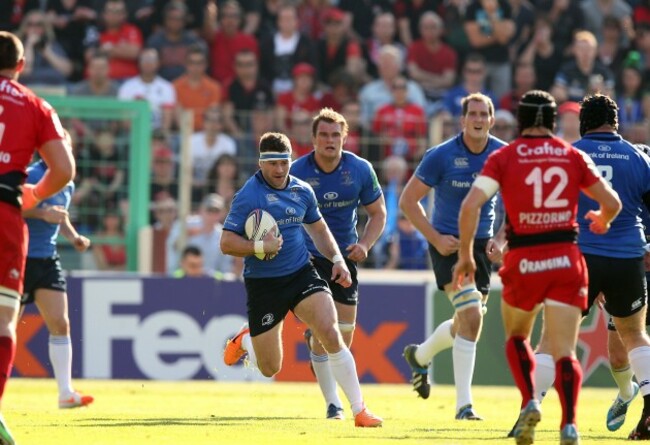 Fergus McFadden supported by Rhys Ruddock and Devin Toner