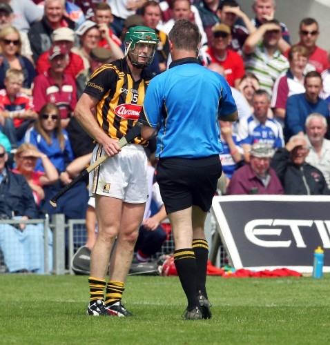 Henry Shefflin recieves a second yellow card and then a red from referee Barry Kelly and is sent off
