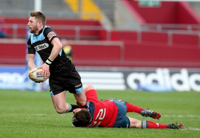 Ian Keatley tackles Finn Russell