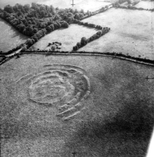 Pic 1 Tlachtga from the air (Courtesy of Cambridge University Collection of Aerial Photography)