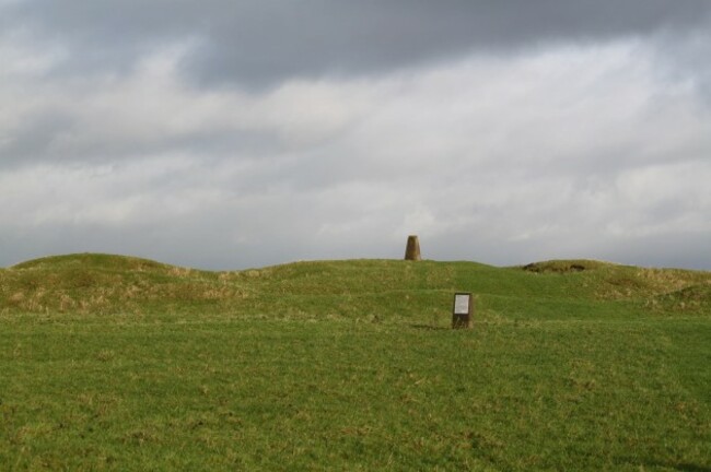 Pic 5 The earthworks of Tlachtga from the ground (Stephen Davis)