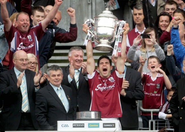 Fergal Moore lifts the trophy Ê