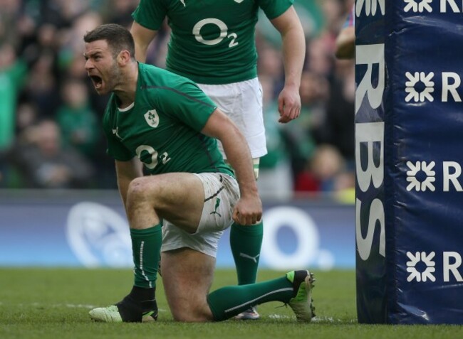Fergus McFadden scores a try