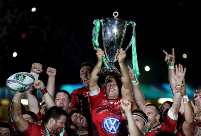 Jonny Wilkinson lifts the trophy