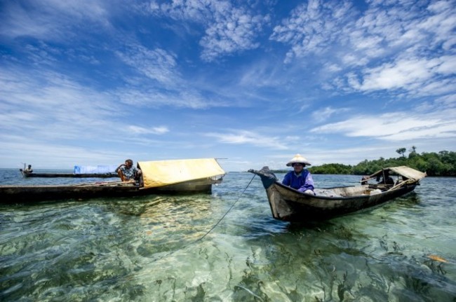bajau-traditionally-live-on-handmade-lepa-lepa-boats-bringing-everything-they-need-to-sea-including-cooking-utensils-kerosene-lamps-food-water-and-even-plants-they-come-to-shore-only-to-trade-or-fix