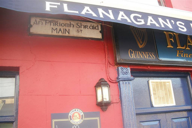 Flanagan's Bar on An P Shráid Main St. Lahinch