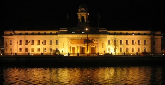800px-Ireland-Cork_City-City_Hall_At_Night