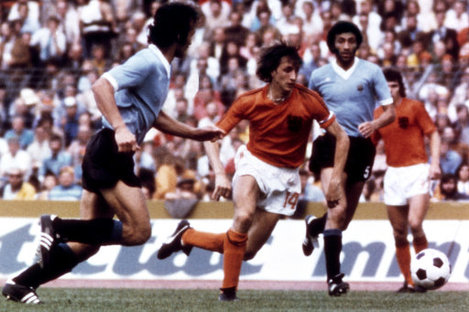 Soccer - 1974 FIFA World Cup West Germany - Group 3 - Uruguay v Netherlands - 	Niedersachsenstadion, Hanover