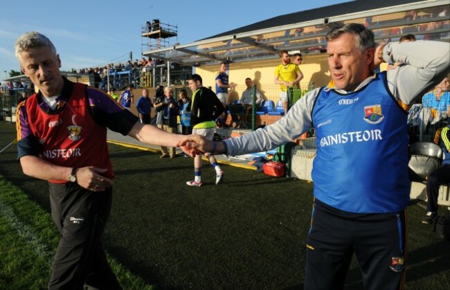Aidan O&Otilde;Brien and Jack Sheedy shake hands at the end of the game