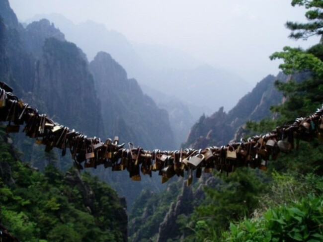 4375524-love_locks_huangshan