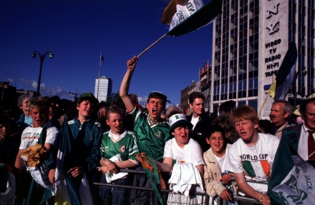 IRISH SOCCER FANS DURING THE ITALIA 90 HOMECOMING WORLD CUP IN IRELAND PEOPLE