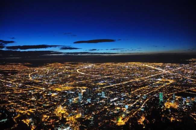 1280px-Bogot&aacute;_de_noche