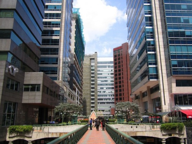 1280px-Centro_empresarial_St_b&aacute;rbara_Bogot&aacute;