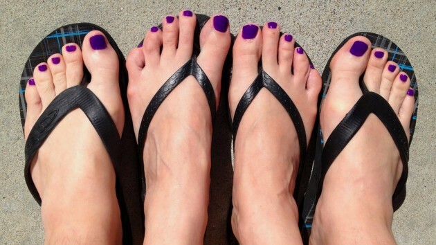 Man paints his toenails purple to support wife with cancer, internet ...