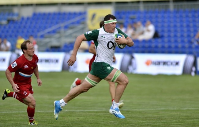 Robin Copeland runs in a try