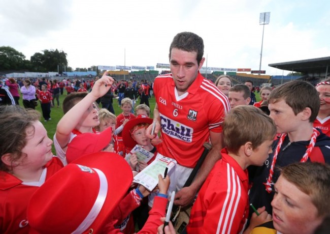 Mark Ellis signs autographs for supporters