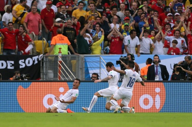 Soccer - FIFA World Cup 2014 - Group B - Spain v Chile - Maracana