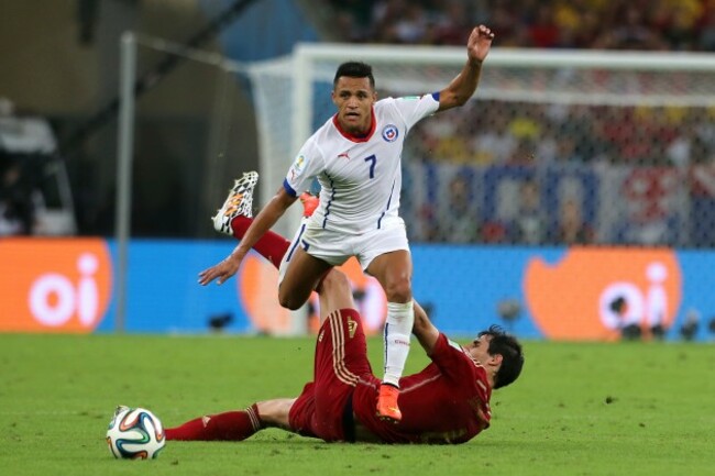 Soccer - FIFA World Cup 2014 - Group B - Spain v Chile - Maracana