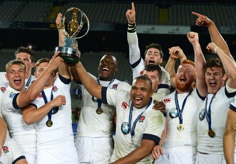 Maro Itoje lifts the trophy with teammates