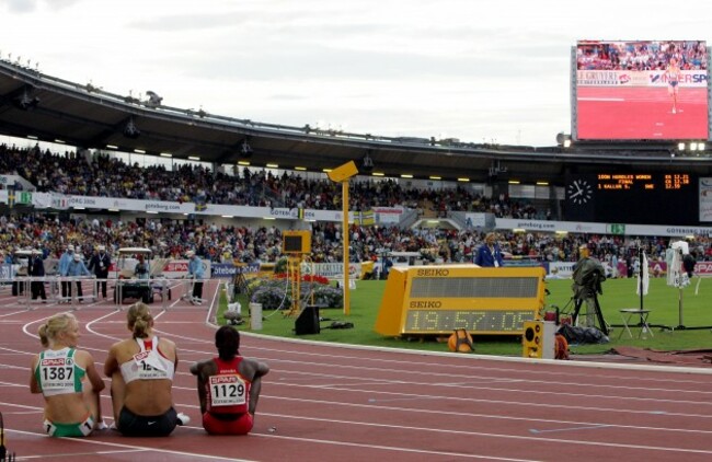Derval O'Rourke awaits the result of the Women's 100m Hurdles final 11/8/2006