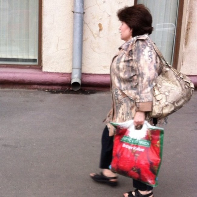 The fabled Moscow 'Dinnes Stories' shopping bag in action, at last. #advancedstyle #bettervalue #guaranteedirish