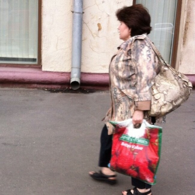 The fabled Moscow 'Dinnes Stories' shopping bag in action, at last. #advancedstyle #bettervalue #guaranteedirish