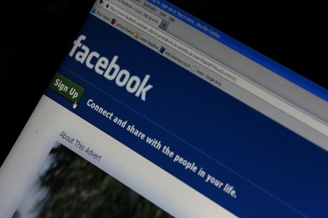 Facebook boss defends targeted ads