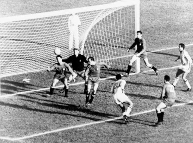 Soccer - World Cup Chile 1962 - Group Three - Brazil v Spain
