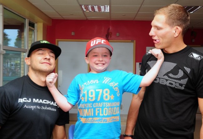 It?s a knockout! UFC stars pay a surprise visit to patients at the National Children?s Hospital, Tallaght. Cub Swanson and Luke Barnatt are pictured with Charlie Murphy (7 years old) from Wicklow.