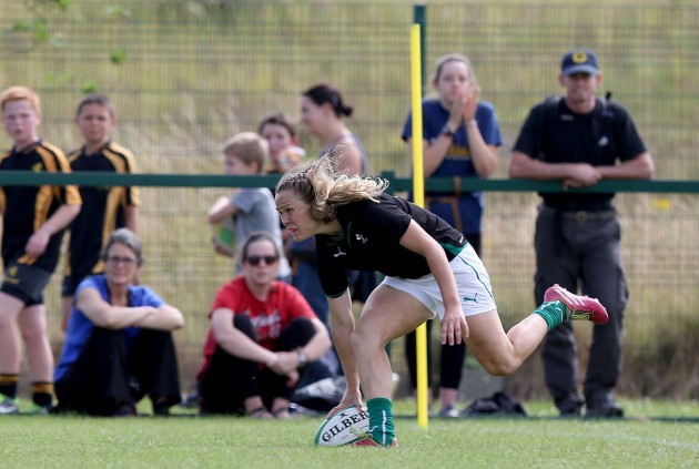 Ashleigh Baxter scores a try