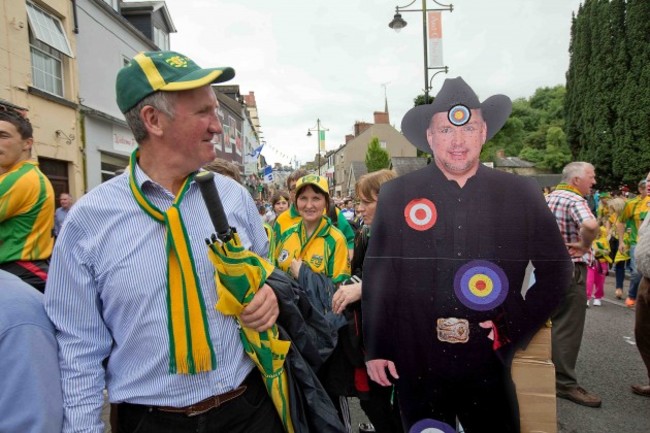 Fans get a look at a cardboard cutout of Garth Brooks