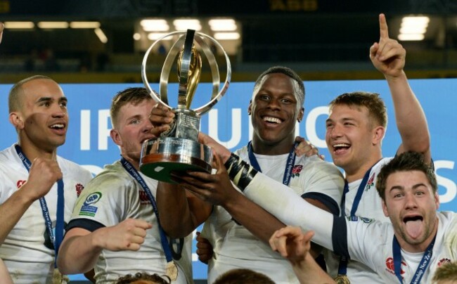 Maro Itoje lifts the trophy with teammates