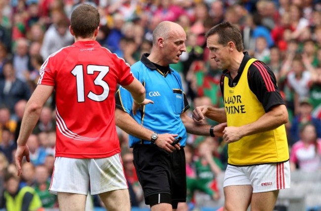 Ciaran O'Sullivan and Colm O&Otilde;Neill speak with referee Cormac Reilly