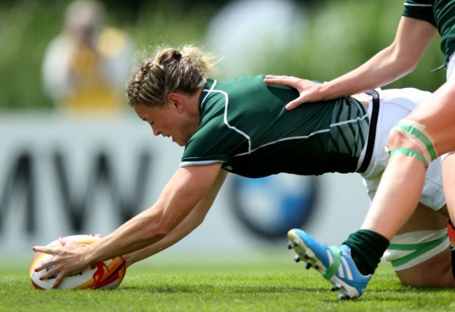 Sharon Lynch scores a try