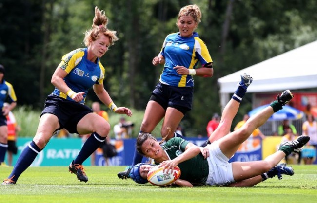 Tania Rosser scores a try