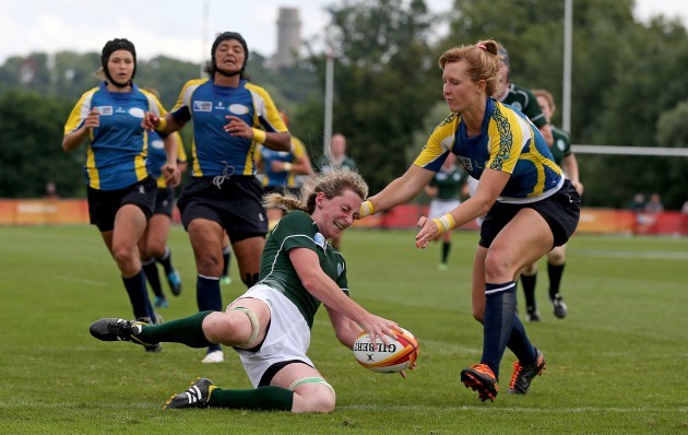 Siobhan Fleming scores a try