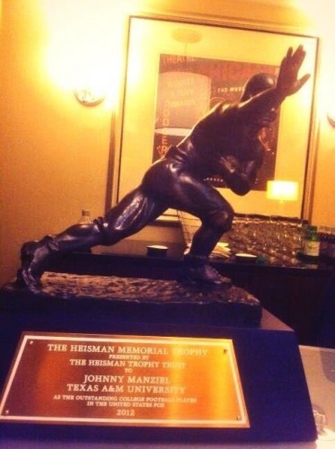 he-trolled-a-person-on-twitter-by-sending-them-a-picture-of-his-heisman-trophy-and-saying-youre-that-mad-bro