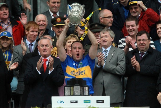 Eoin Kelly lifts the Liam McCarthy Cup