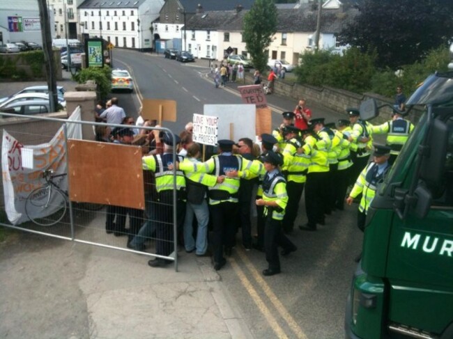 protestors-journal-gaurds-in-kettle-formation2-630x472