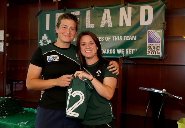Lynne Cantwell presents the jersey to Jenny Murphy