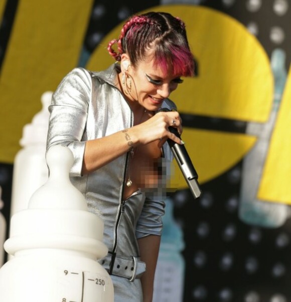 Lily Allen Had An Unfortunate Wardrobe Malfunction On Stage