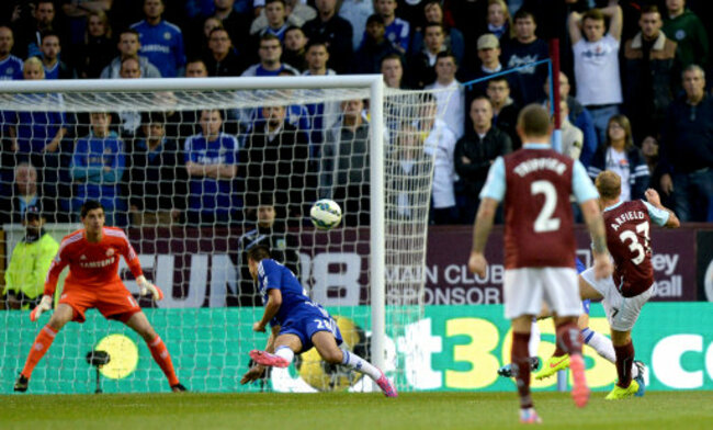 Soccer - Barclays Premier League - Burnley v Chelsea - Turf Moor
