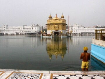 the-golden-temple-in-amritsar-india-is-the-center-of-the-sikh-religious-tradition