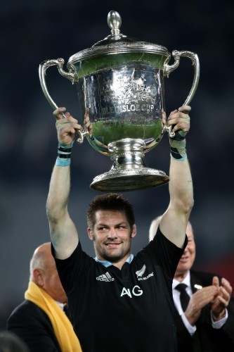 Richie McCaw lifts the Bledisloe Cup 23/8/2014