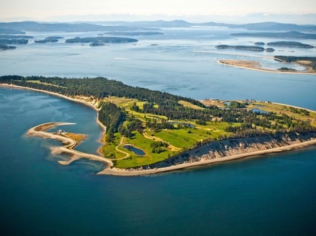 the-island-is-a-total-of-780-acres-with-wooded-land-private-docks-and-even-an-18-hole-golf-course