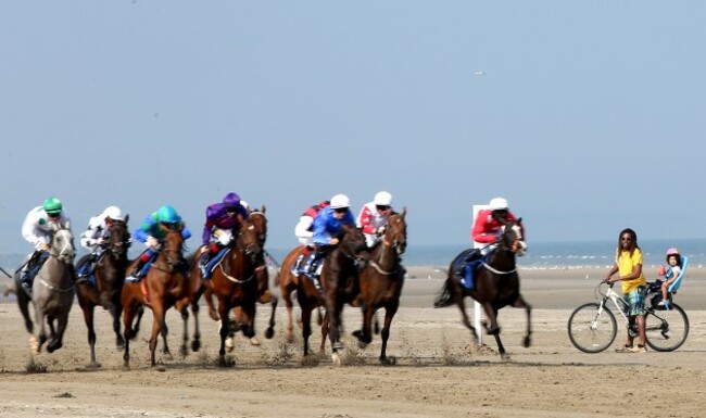 Spectators look on during the Gilna's Cottage Inn Maiden