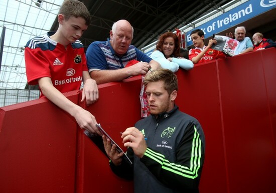 Ivan Dineen signs autographs