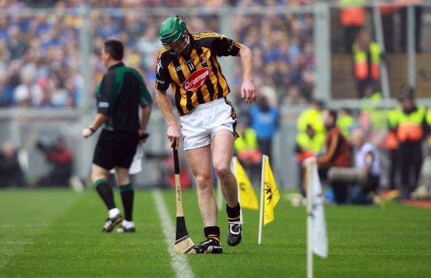 Henry Shefflin pulls up with a knee injury