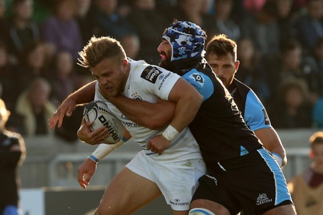 Leinster&Otilde;s Ian Madigan is tackled by Glasgow Warriors Josh Strauss